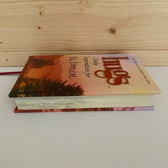 HUGS Daily Inspirations for Women 365 Devotions to Inspire Your Day Howard Books - Picture 5 of 6